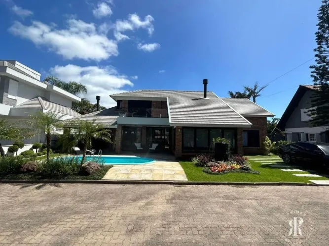 Linda casa em condomínio com 03 suítes em Imbé