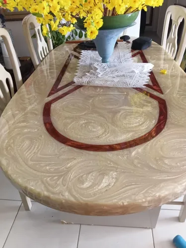 Mesa de jantar , resina perolada, com cinco cadeiras.
