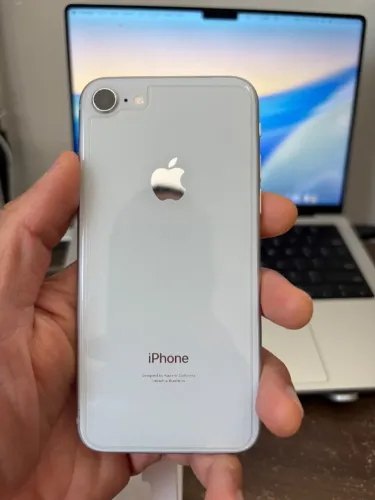 iPhone 8 64 GB completo + cabo Lightning novo