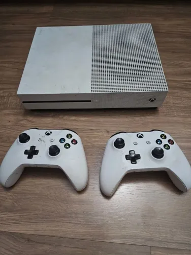 Xbox one S 1tb + 2 controle na caixa (ACEITO TROCAS)