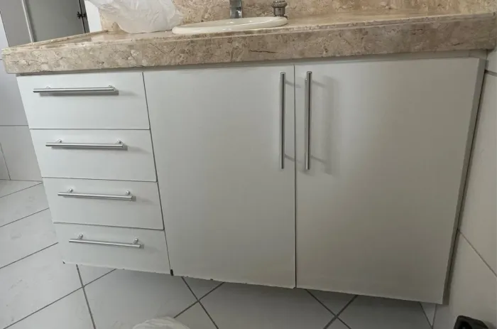 OPORTUNIDADE! Móvel de Banheiro com 4 Gavetas + 2 Portas - SUPER CONSERVADO!