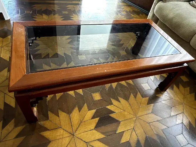 Mesa de Centro de Madeira Maciça com Tampo de Vidro - Elegância e Qualidade!