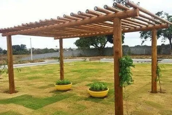 Pergolado em madeira e eucalipto
