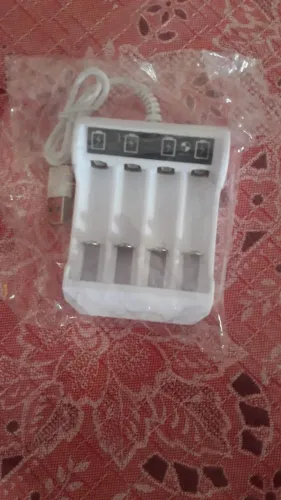 Carregador Pilha Recarregável AA/AAA 4 Slots e conector USB - Novo
