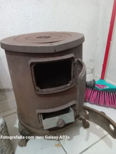 Fogão a lenha pequeno de ferro