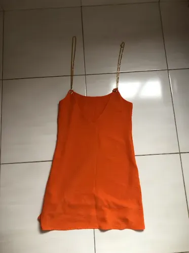 vestido laranja com corrente