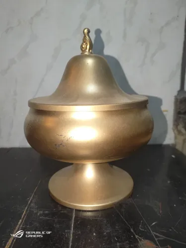 Linda peça em lata ou latão para uso do dia a dia ou decoração