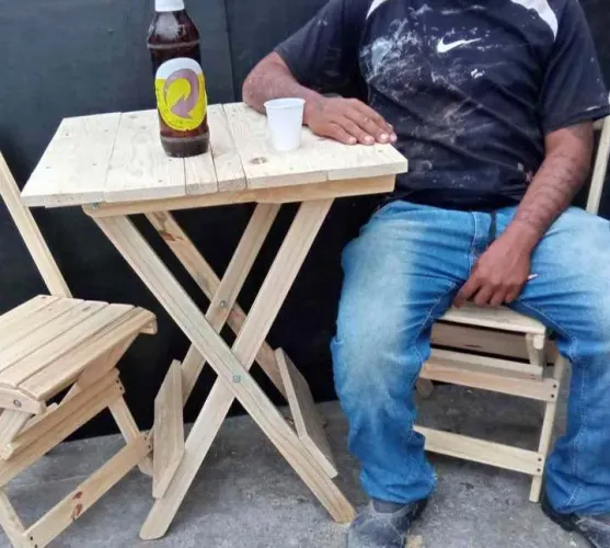 Conjunto de mesa e cadeira dobrável de madeira