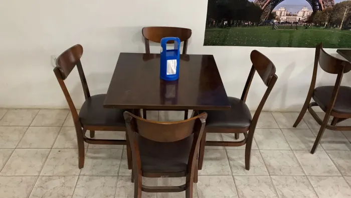 Vendo 4 jogos de mesas e cadeiras planejados para restaurantes e lanchonetes 