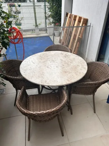 Vendo conjunto de varanda mesa e cadeiras