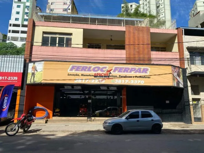 Casa ampla à venda no Centro de Ponte Nova