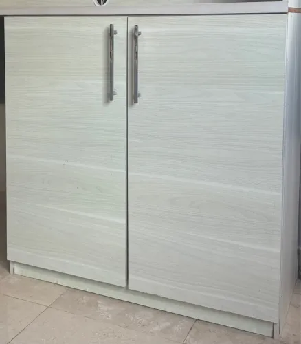 Armário em mdf claro, compacto e moderno