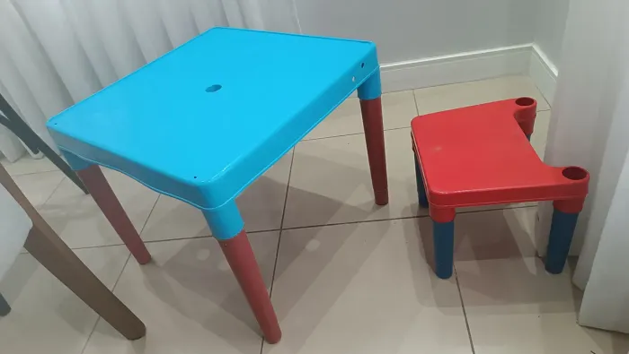 Mesa infantil atividades estudos alimentação 