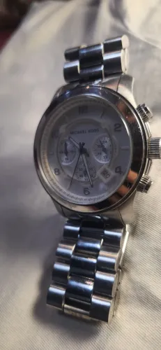 relógio Michael Kors na imagem é o MK8096