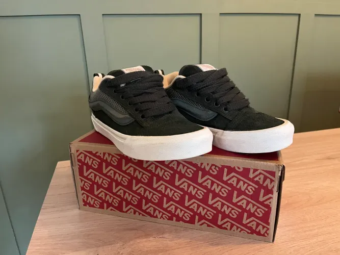 Tênis Vans Knu Skool em camurça e mesh nas cores verde escuro e bege.