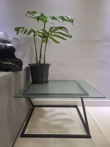 Mesa de centro em vidro e metal preto