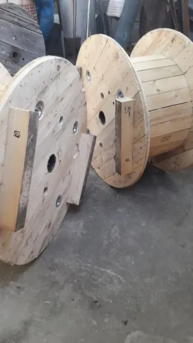 Bobinas de madeira para projetos e decoração