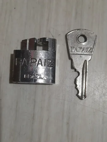 Cadeado antigo para telefone de discar.