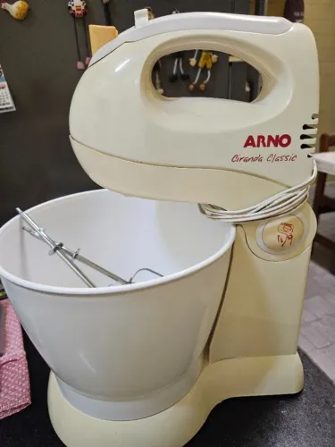 Batedeira marca Arno, cor creme, com 2 batedores, em perfeito estado de funcionamento.