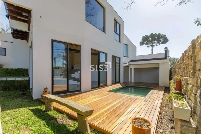 Casa à venda no Seminário | 3 suítes | 3 vagas | Piscina | Curitiba PR