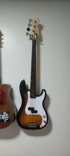 Contrabaixo Fender Squier Debut Sunburst