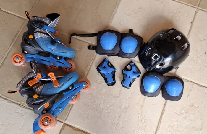 kit de patins infantil ajustável azul e laranja