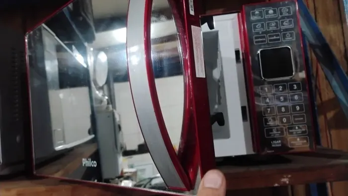 Microondas Philco espelhado vermelho