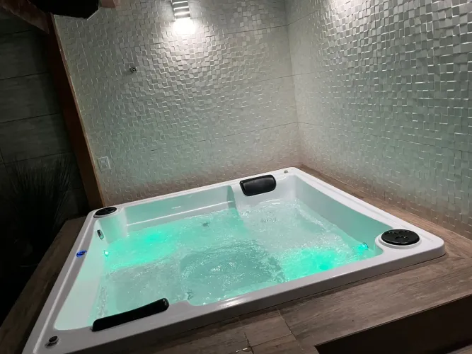 Ana:Spa de 4 lugares instalado com frete até 90 km de Divinópolis
