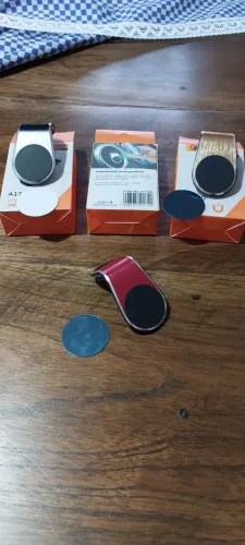 Suporte magnético para carro para celular.