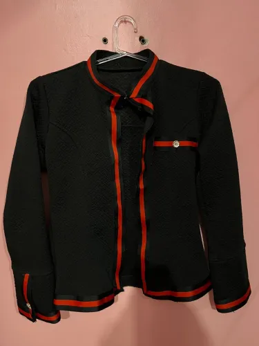 Casaco feminino preto com detalhes em vermelho TAM U