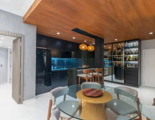 Apartamento  á venda finamente decorado 2 qts 95 m2 3 minutos da praia, localização privil