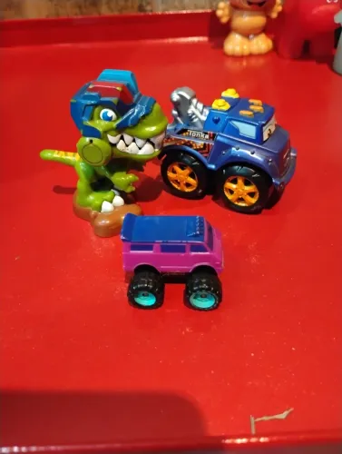 Kit de brinquedos infantis Hasbro - Dinossauro e carrinhos