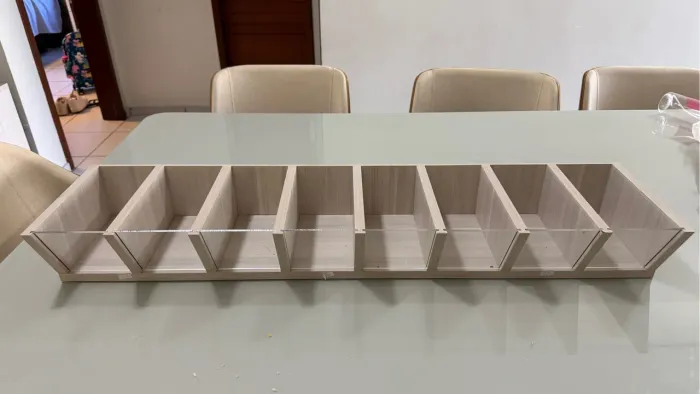 Expositor com divisórias em madeira