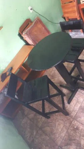 Mesa bistrô com 2 banquetas