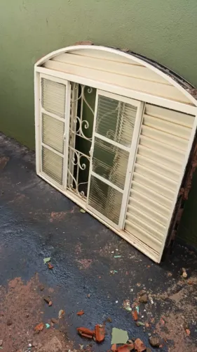Veneziana com grade e vidro