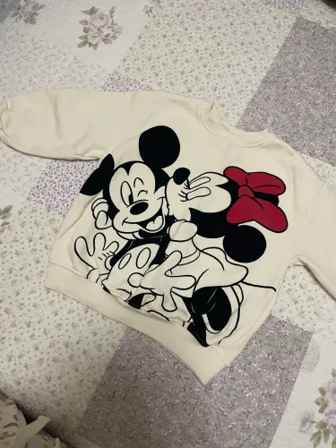 Esta é uma blusa de moletom infantil branca da Zara com estampa da Minnie Mouse da Disney