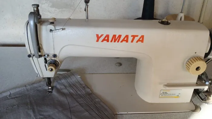 MÁQUINA DE COSTURA RETA YAMATA INDUSTRIAL CONVENCIONAL