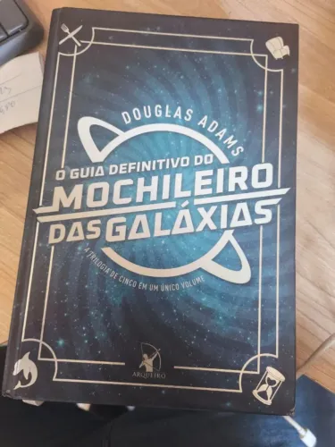 Livro O Guia Definitivo do Mochileiro das Galáxias - Capa Dura