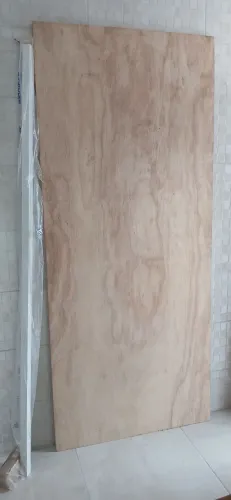 Porta de correr com fechadura e trilho e puxador. Nova