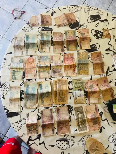 Notas antigas e moedas