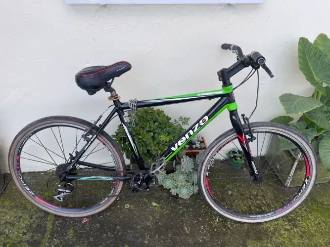 Bicicleta Venzo Aro 700 - Quadro de Alumínio - 24 Marchas Shimano Acera