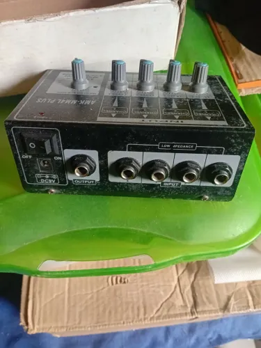 MIXER 04 saídas de áudio e uma entrada de audio