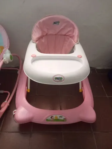 Andador de bebê menina 