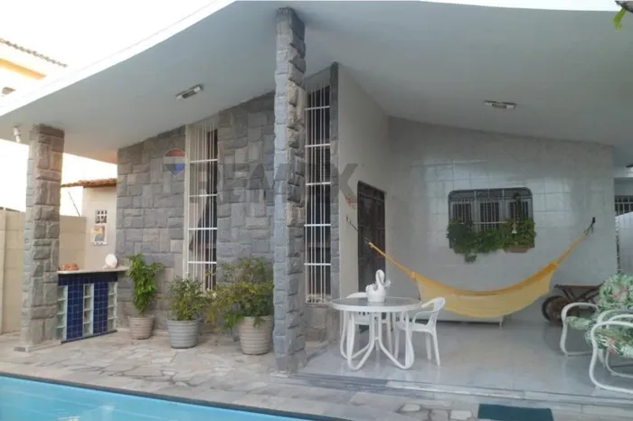 Casa com Piscina à Venda no Bairro dos Ipês, João Pessoa/PB