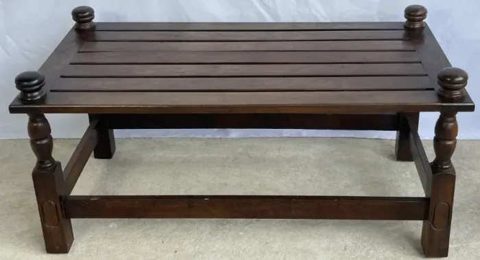 Mesa retangular baixa de centro em madeira clara, tampo vazado com réguas *Descrição