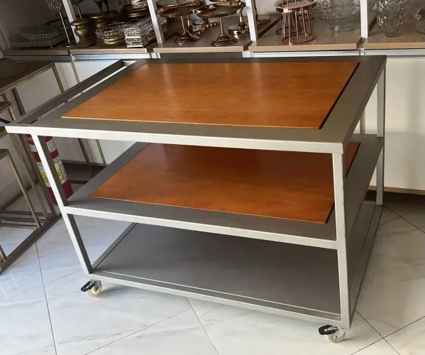 Mesa em aço , madeira de lei e rodas.