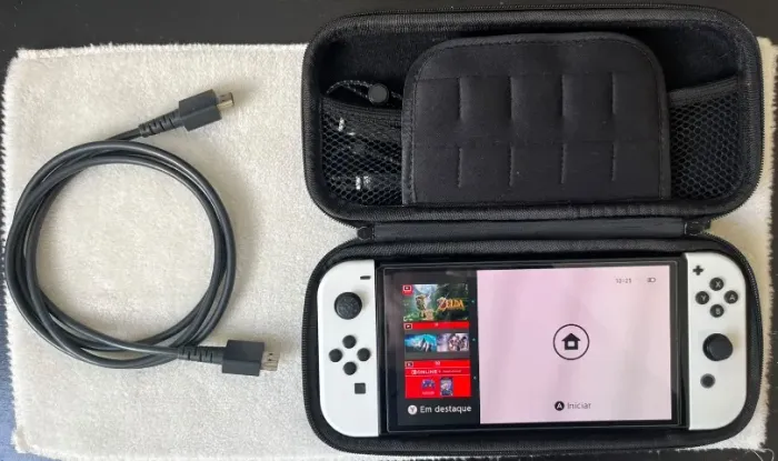 Nintendo Switch OLED 64GB Branco + Dock + Grip Skull & Co + Case