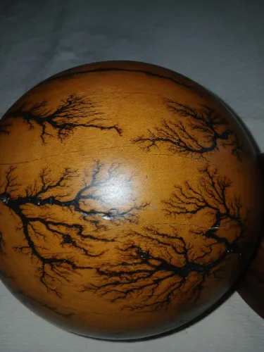 Esfera de madeira,  Detalhes em Leichemberg.