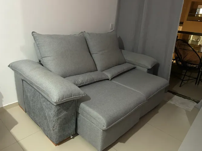 Sofá Retrátil 4 Lugares em Linho Cinza