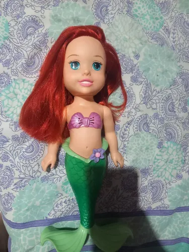 Boneca Princesa Ariel Disney. Funciona perfeitamente.